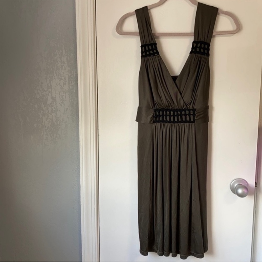 BCBGMaxAzria Green V-Neck Sleeveless Midi Dress